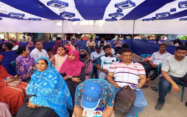 সন্তান পরীক্ষার হলে, দুশ্চিন্তায় অভিভাবকরা